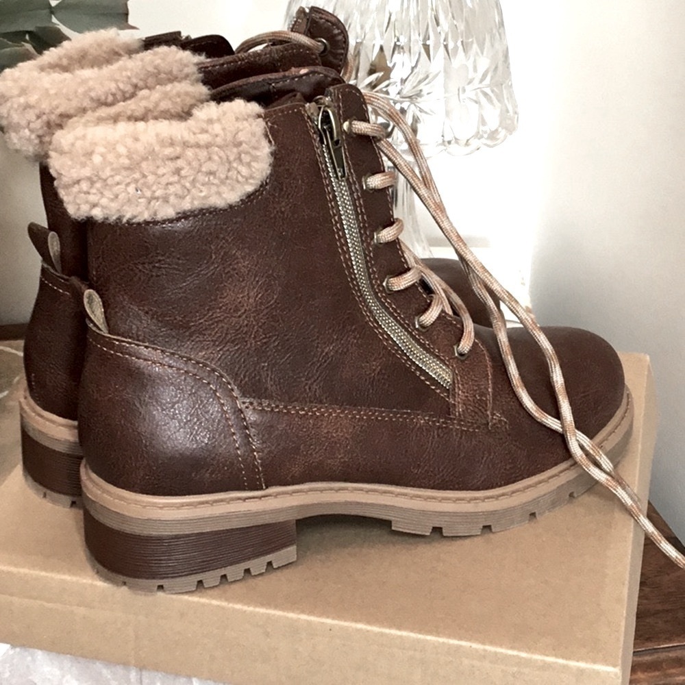 STEVE Madden girls boots. New in box Size 5